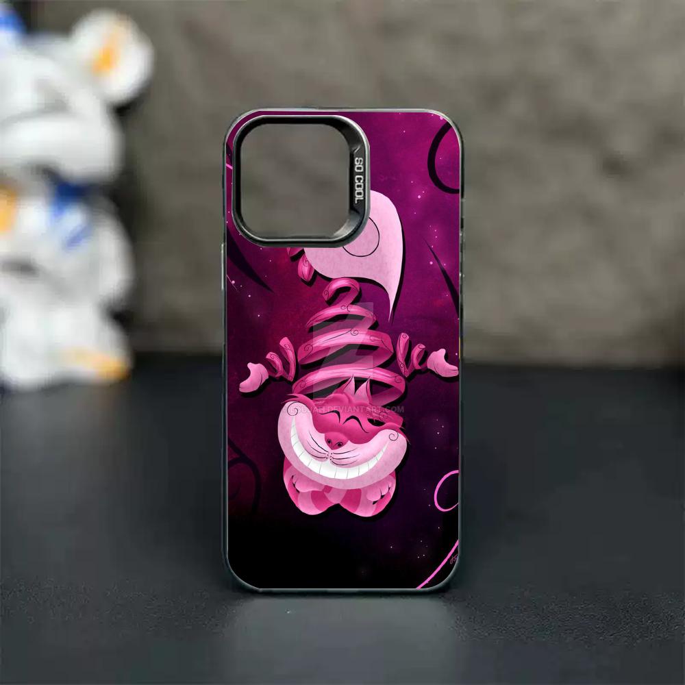 Shelly - チェシャ猫のアリス・イン・ワンダーランドデザインのスマートフォンケース。lMDColorのシルバーシェル。iPhone 18、17、16、15、14、13、12、11 Pro Max、Plusに対応。